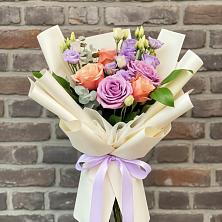 Букет цветов из:  Лизиантусы и Розы в Ярославском