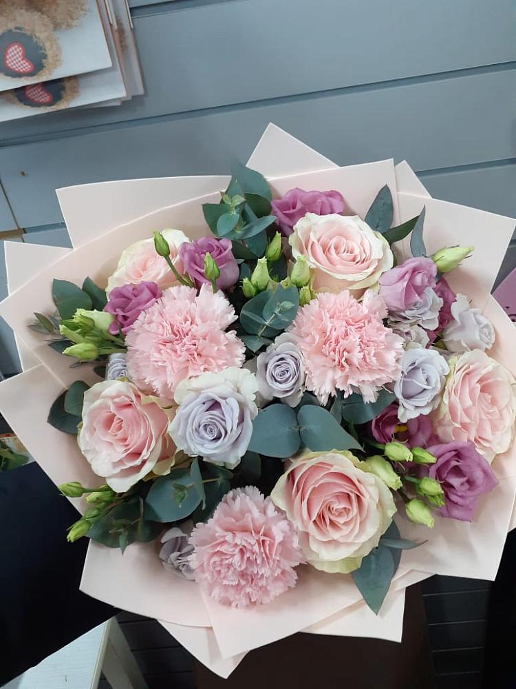 Букет цветов из: Розы, Гвоздики и Лизиантусы в Ярославском