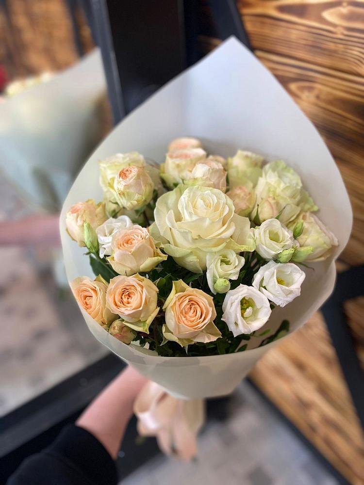 Букет цветов из: Розы и Лизиантусы в Ярославском